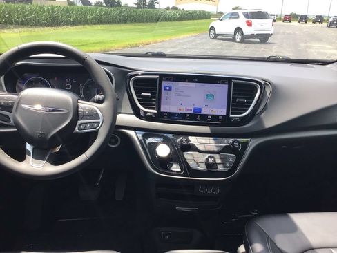 Used 2025 Chrysler Pacifica Select FWD image 22