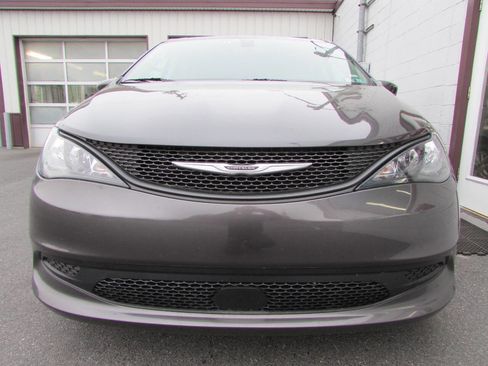 Used 2022 Chrysler Voyager LX FWD image 2