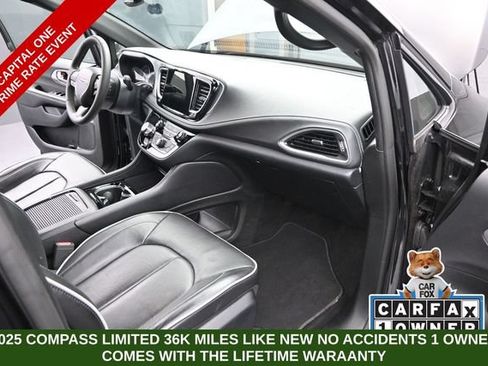 Used 2025 Chrysler Pacifica Limited FWD image 24