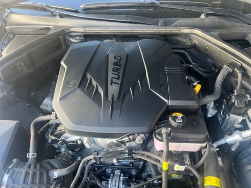 Used 2025 Genesis G70 2.5T image 32