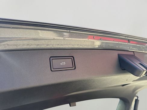 New 2026 Volkswagen Tiguan SE R-Line image 9