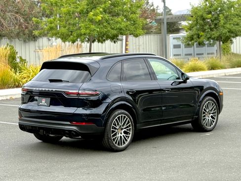 Used 2022 Porsche Cayenne Platinum Edition image 15