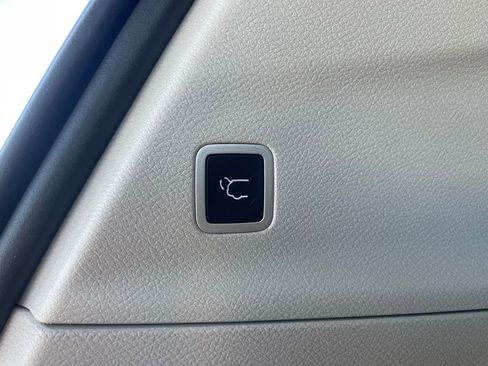 Used 2023 Chrysler Pacifica Touring-L image 13