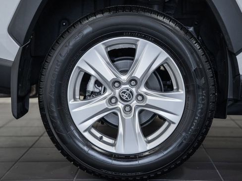 Used 2021 Toyota RAV4 XLE w/ Convenience Package FWD image 16