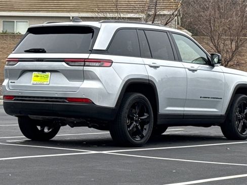 Used 2022 Jeep Grand Cherokee Altitude image 10