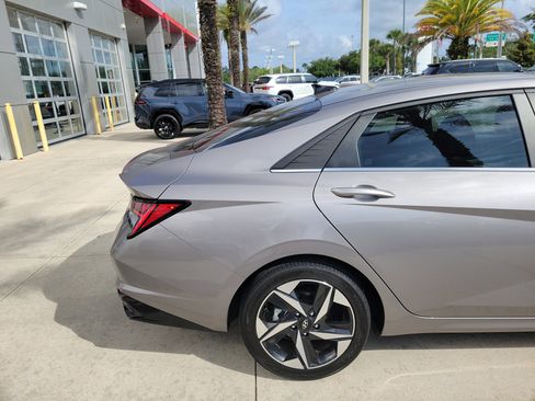 Used 2022 Hyundai Elantra Limited FWD image 6