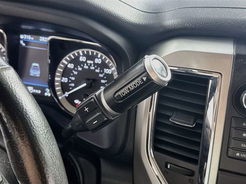 Used 2019 Nissan Titan SV w/ SV Convenience Package image 18