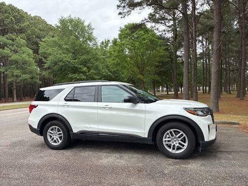 Used 2026 Ford Explorer Active w/ Active Comfort Package RWD image 3