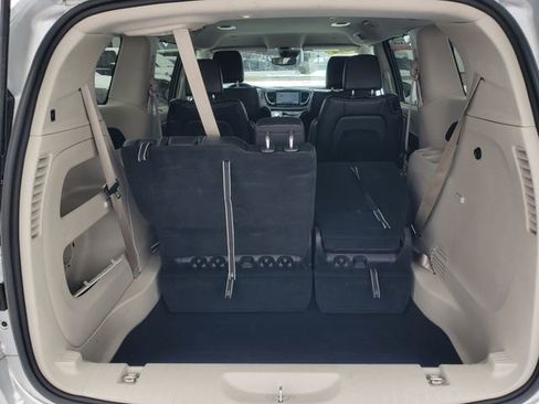 Used 2024 Chrysler Pacifica Touring-L FWD image 7