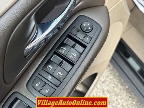 Used 2014 Chrysler Town & Country Touring FWD image 11