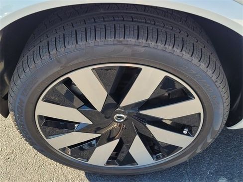 Certified 2025 Volvo XC90 T8 Plus image 15