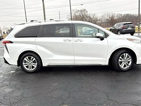 Certified 2024 Toyota Sienna Limited image 10