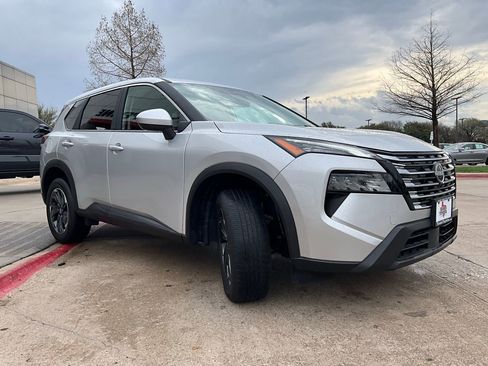 Used 2025 Nissan Rogue SV image 4