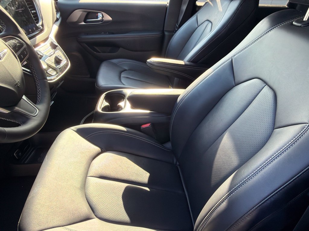 Used 2026 Chrysler Pacifica Select FWD image 3