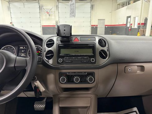 Used 2011 Volkswagen Tiguan S image 34