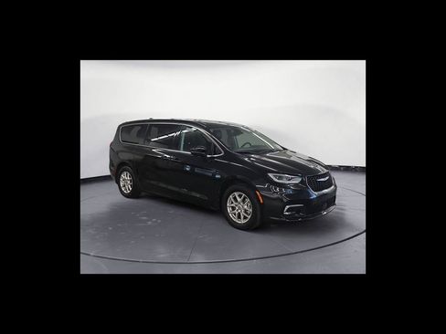 Used 2023 Chrysler Pacifica Touring-L FWD image 8