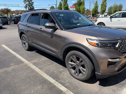 Used 2021 Ford Explorer XLT w/ Equipment Group 202A AWD/4WD image 1