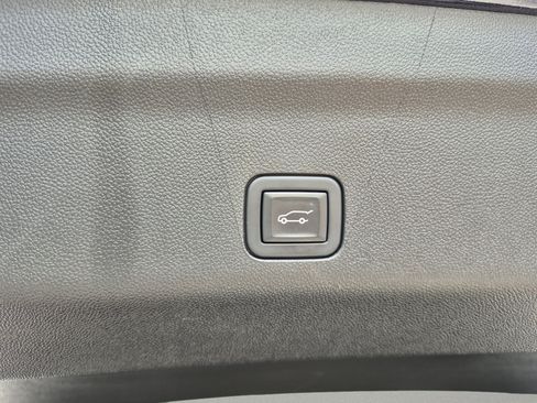 Used 2025 GMC Yukon XL Denali AWD/4WD image 11