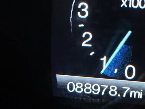 Used 2017 Ford Explorer XLT w/ Equipment Group 202A image 3