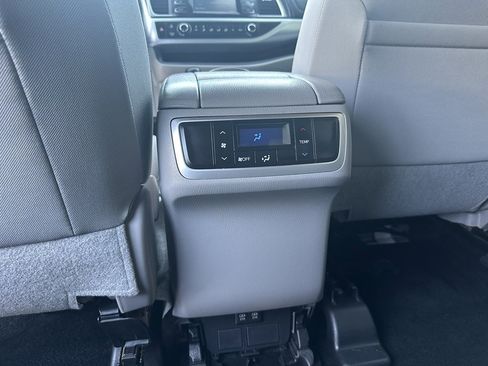 Used 2017 Toyota Highlander LE image 19