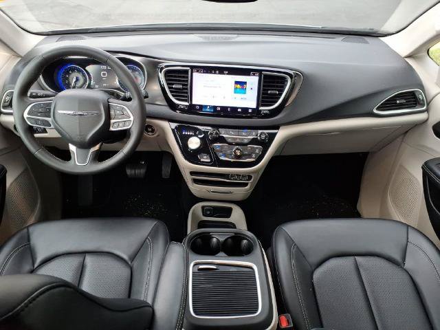 Used 2024 Chrysler Pacifica Touring-L FWD image 12