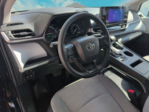 Used 2025 Toyota Sienna LE image 7