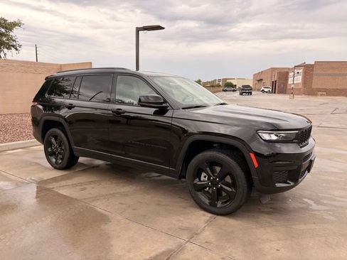 Used 2025 Jeep Grand Cherokee L Laredo RWD image 5