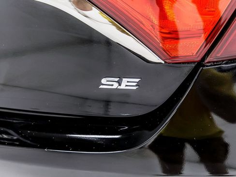 Used 2015 Toyota Camry SE FWD image 7