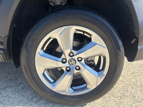 Used 2021 Toyota RAV4 XLE Premium image 27
