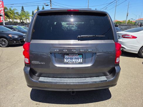 Used 2018 Dodge Grand Caravan SXT w/ Blacktop Package FWD image 3