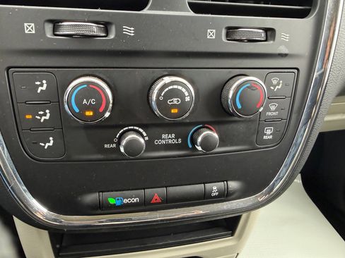 Used 2018 Dodge Grand Caravan SE image 16