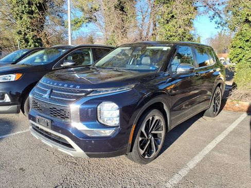 Used 2022 Mitsubishi Outlander SE image 2