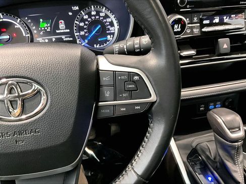 Used 2022 Toyota Highlander XLE image 19