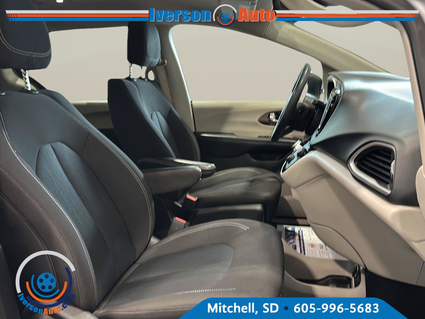 Used 2023 Chrysler Voyager LX FWD image 31