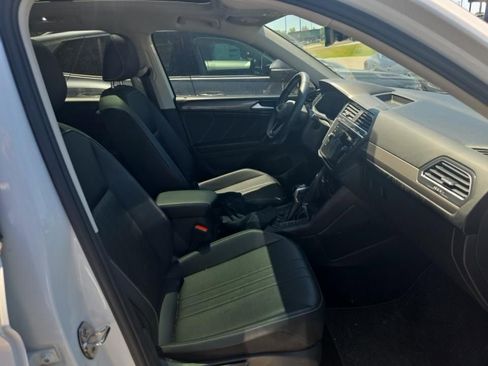 Used 2023 Volkswagen Tiguan SE w/ Panoramic Sunroof Package FWD image 4
