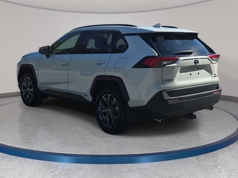 Used 2022 Toyota RAV4 XLE Premium AWD/4WD image 7