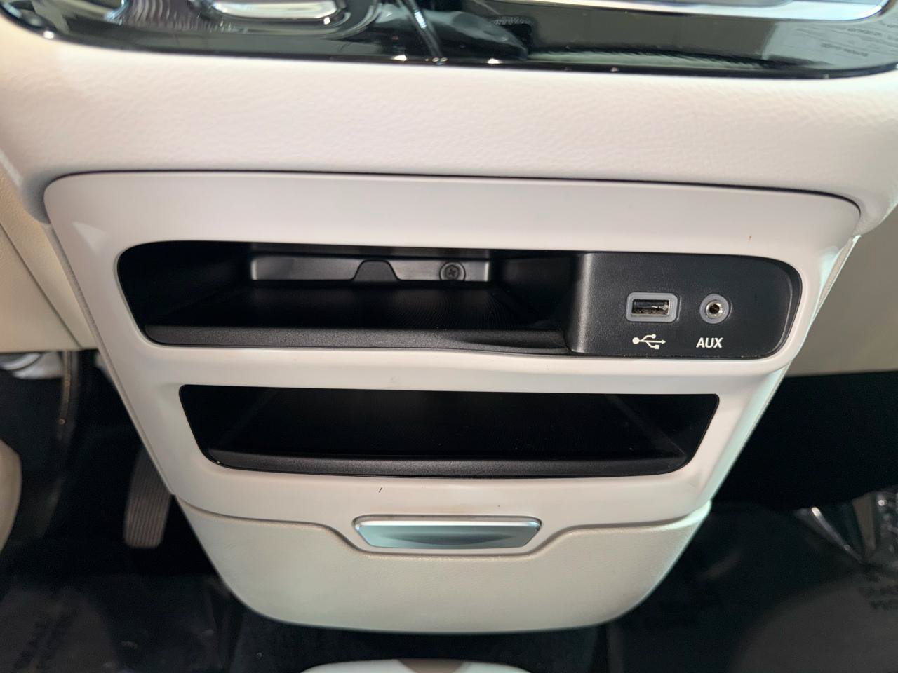 Used 2019 Chrysler Pacifica Touring-L FWD image 50