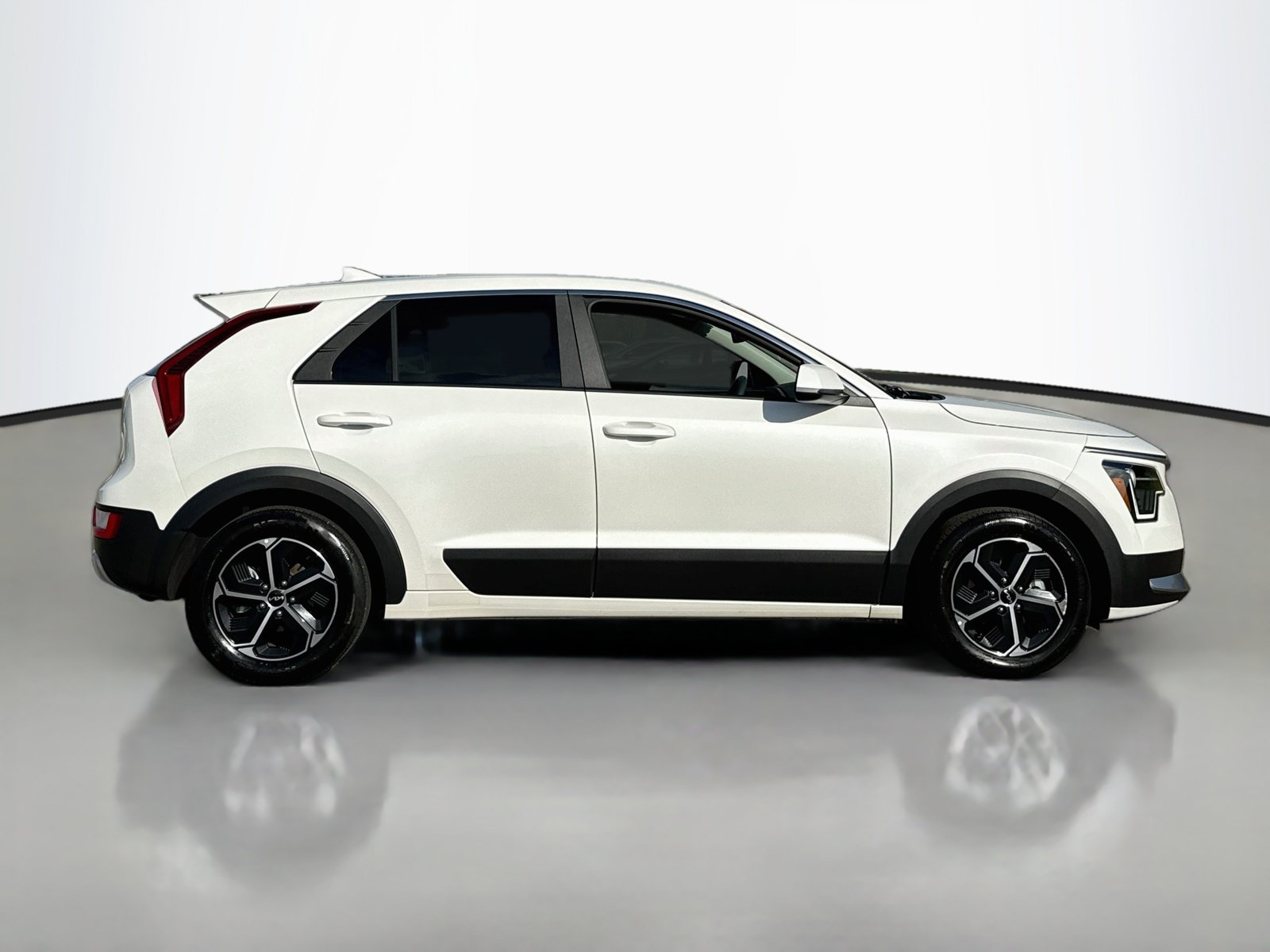 Used 2024 Kia Niro LX FWD image 8