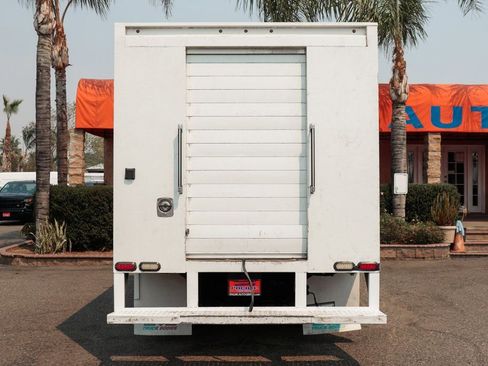 Used 2015 Chevrolet Express 4500 image 8