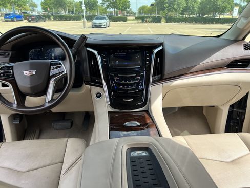 Used 2017 Cadillac Escalade Luxury RWD image 33