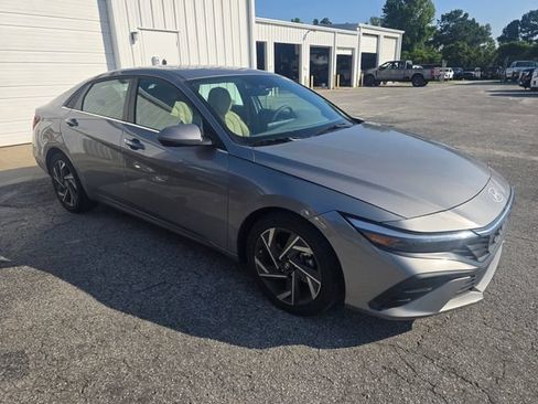 Used 2025 Hyundai Elantra SEL FWD image 11