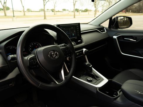 Used 2022 Toyota RAV4 XLE Premium image 16