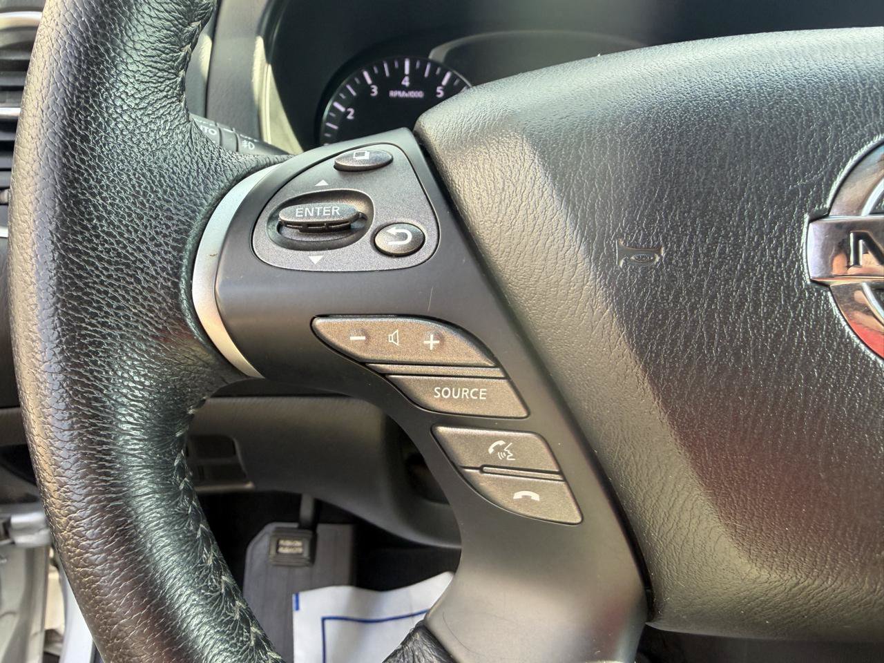 Used 2013 Nissan Pathfinder SV AWD/4WD image 31