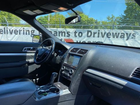 Used 2017 Ford Explorer XLT w/ Equipment Group 202A AWD/4WD image 17