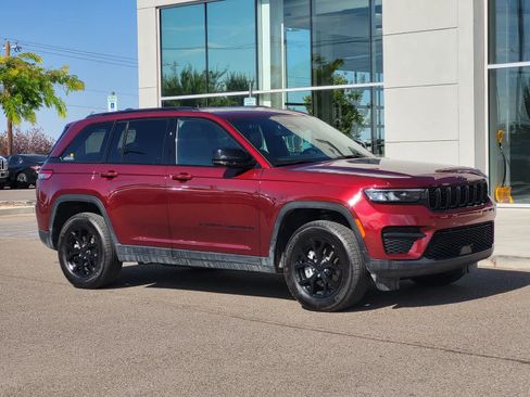 Used 2024 Jeep Grand Cherokee Altitude AWD/4WD image 3
