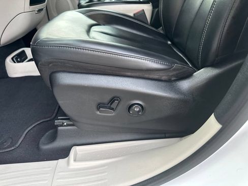 Used 2023 Chrysler Pacifica Touring-L FWD image 17