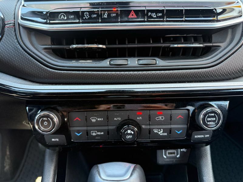 Used 2025 Jeep Compass Trailhawk AWD/4WD image 36