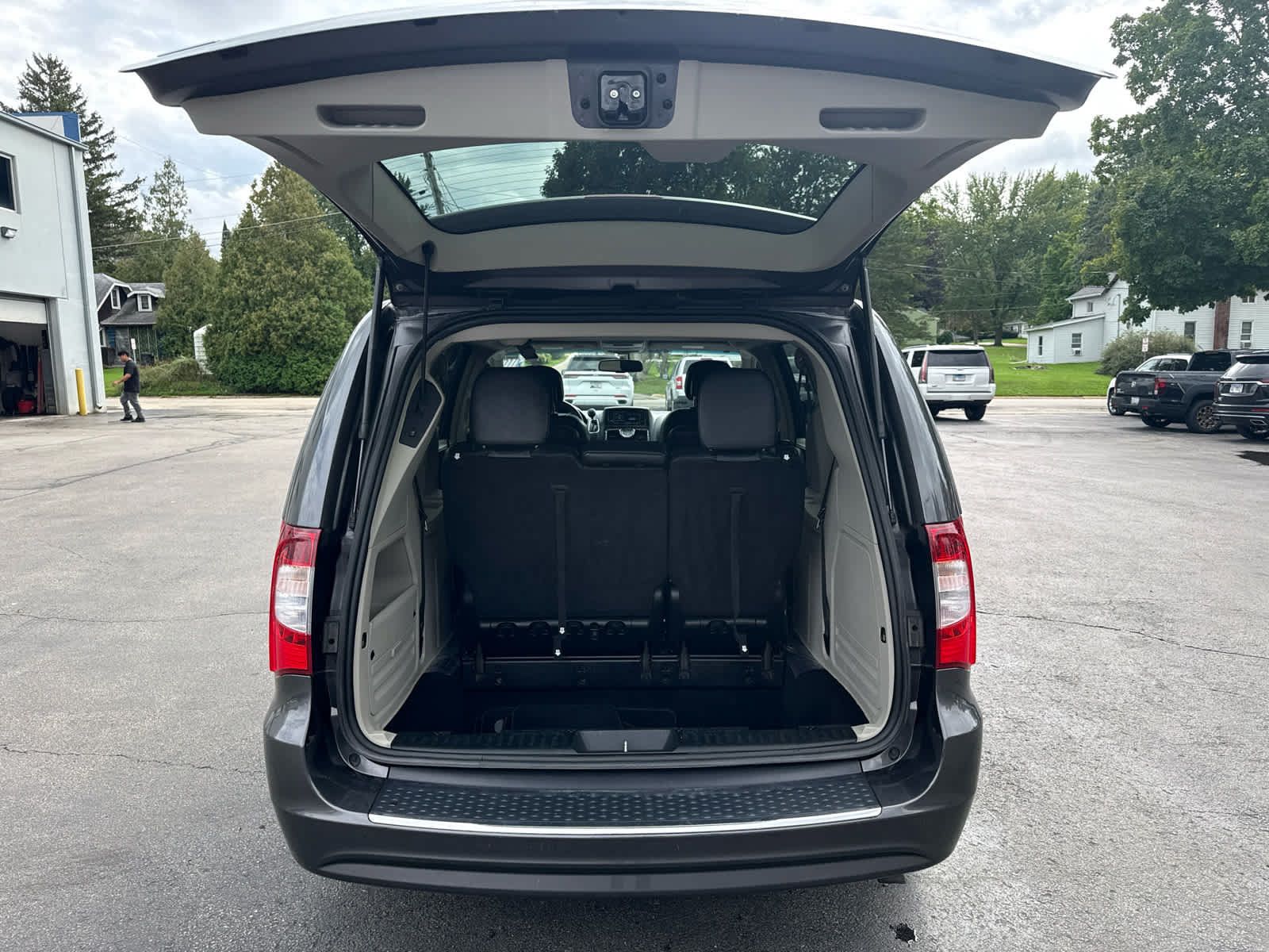 Used 2016 Chrysler Town & Country Touring FWD image 18