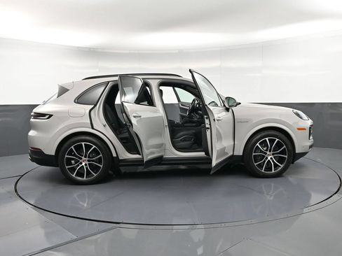 Certified 2026 Porsche Cayenne E-Hybrid AWD/4WD image 35