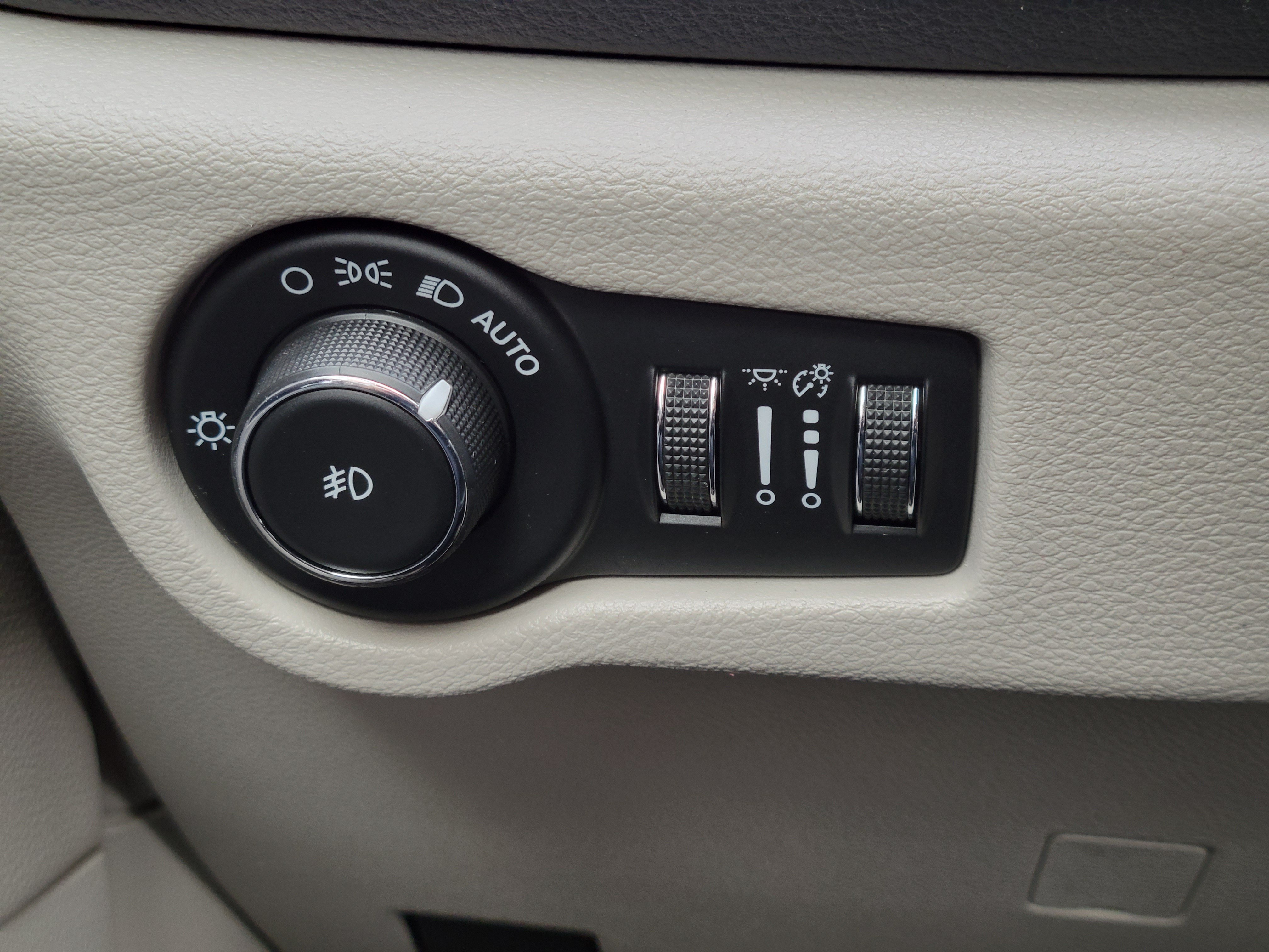 Used 2018 Chrysler Pacifica Limited FWD image 11